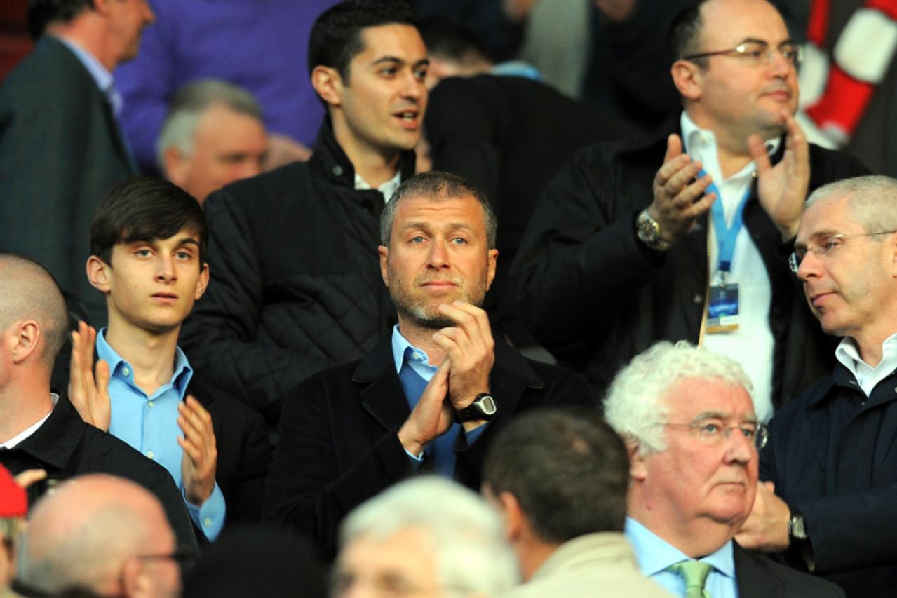 'Chelsea\'s Russian owner Roman Abramovich (C) arrives for their UEFA Champions League quarter final second leg football match against Chelsea at Old Trafford in Manchester, north west England, on Apr