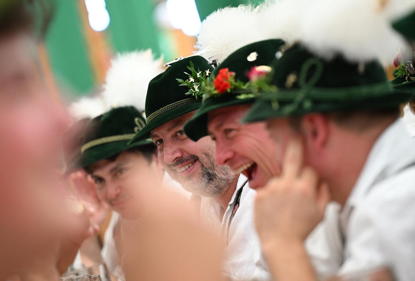 Oktoberfest je počeo, s nikad većim mjerama sigurnost. A za sve one koji požele otići, donosimo mini priručnik o tome koje su cijene. 