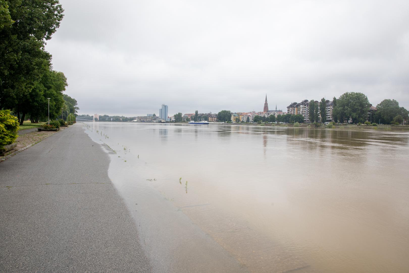 12.06.2024. Osijek -  Vodostaj Drave na lijevoj obali, ocekivanje vodenog vala Photo: Borna Jaksic/PIXSELL