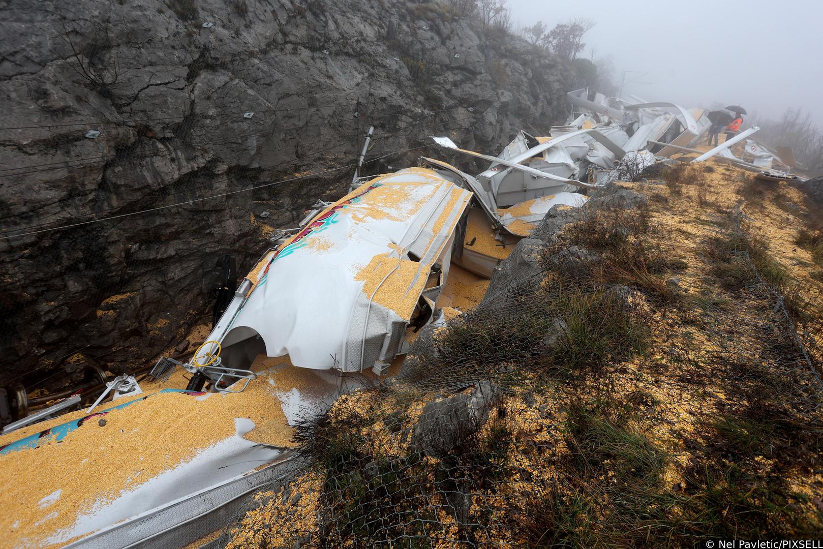 12.12.2023.., Rijeka -  Izmedju kolodvora Meja i Skrljevo jucer je  je do sudara teretnog vlaka prijevoznika Rail Cargo Carrier - Croati i pruznog vozila TMD HZ Infrastrukture.Danas je pocelo je izvlacenje vlaka Photo: Nel Pavletic/PIXSELL