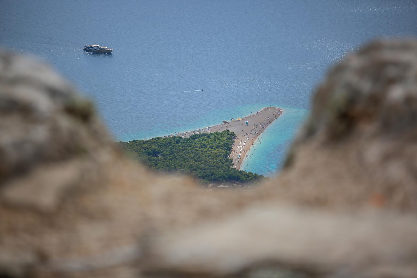 Ako ste prepoznali dugu plažu u obliku slova V, koja s promjenom struja često zna promijeniti i oblik, onda znate o kojem otoku se radi - Braču.

