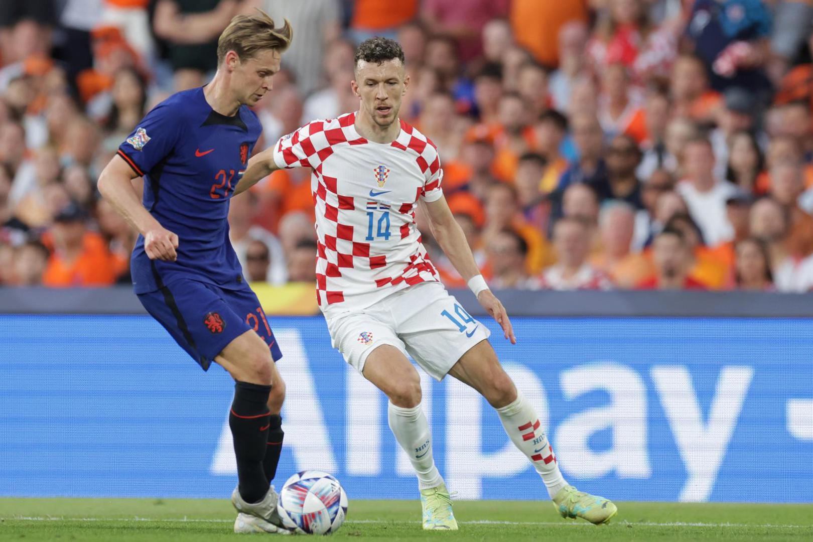 14.06.2023., stadion Feyenoord "De Kuip", Rotterdam, Nizozemska - UEFA Liga Nacija, polufinale, Nizozemska - Hrvatska. Frenkie de Jong, Ivan Perisic Photo: Luka Stanzl/PIXSELL