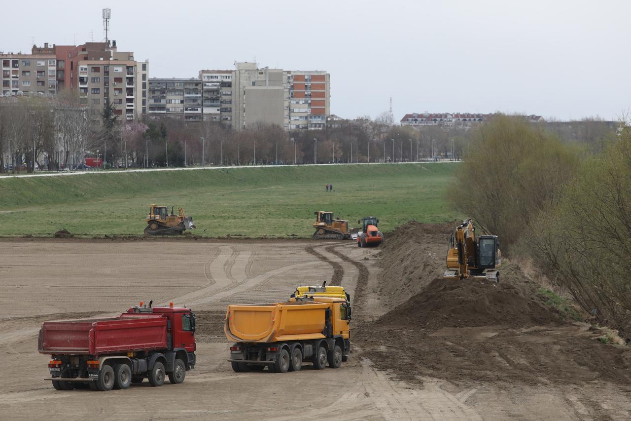 Bageri i kamioni oko mosta Slobode rade na projektu Aktivnost na Savi