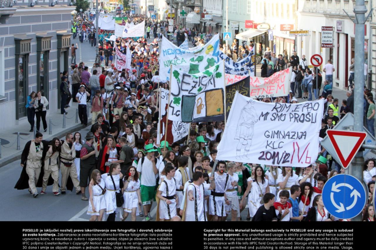 '18.05.2012. Karlovac - Karlovacki maturanti povorkom kroz grad obiljezili zavrsetak srednje skole. Photo: Kristina Stedul Fabac/PIXSELL'