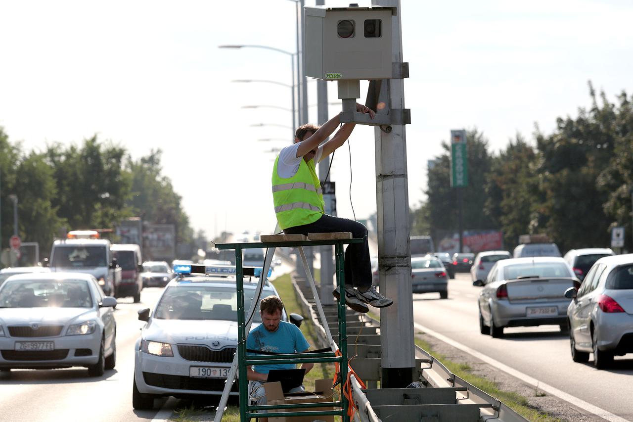 Zagreb: Radnici postavljaju kameru za nadzor prometa u Slavonskoj aveniji