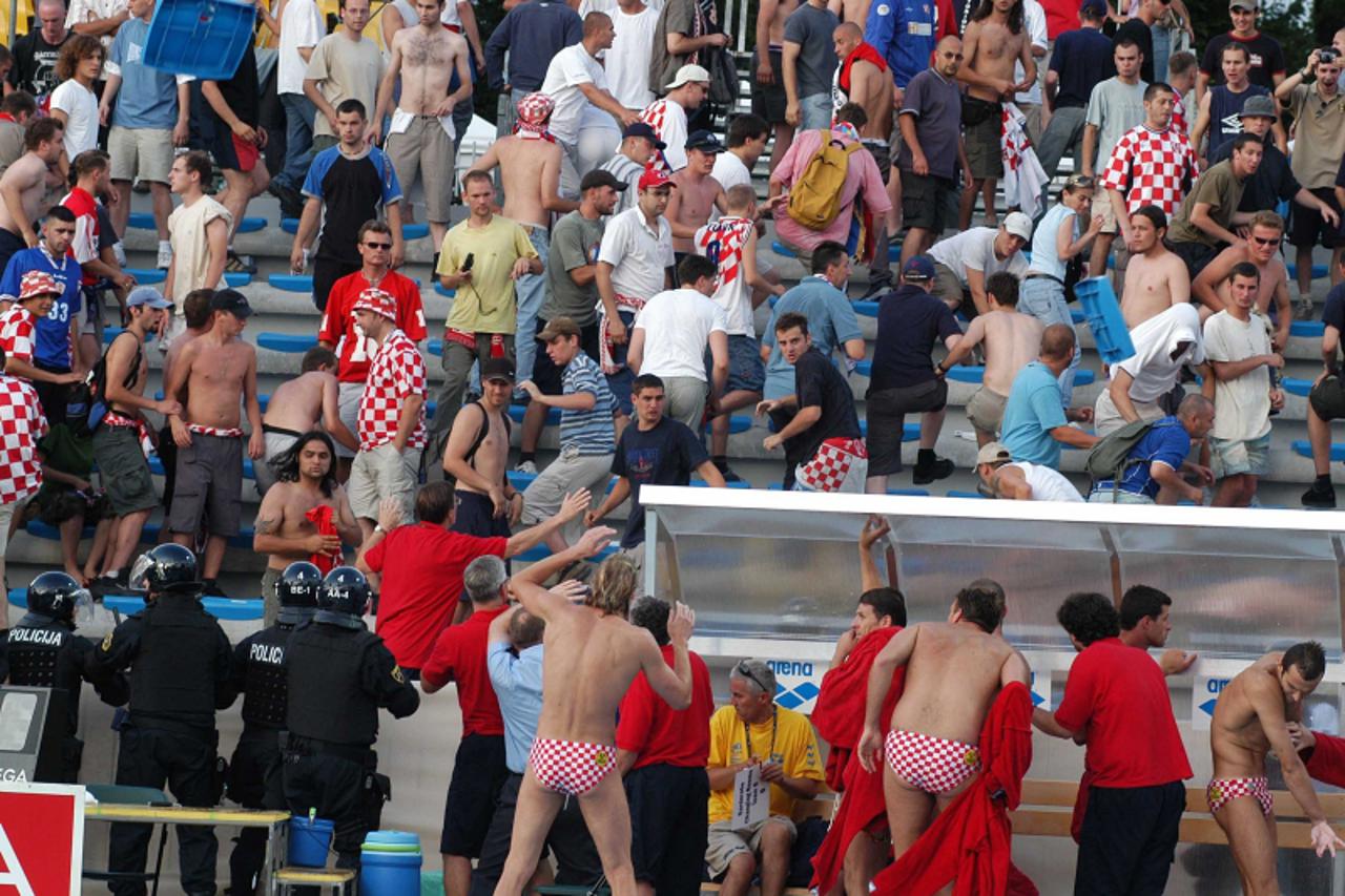 'sport...kranj...15.06.2003. finale ep u vaterpolu, hrvatska - srbija i crna gora hrvatski navijaci napali policiju foto: goran stanzl'