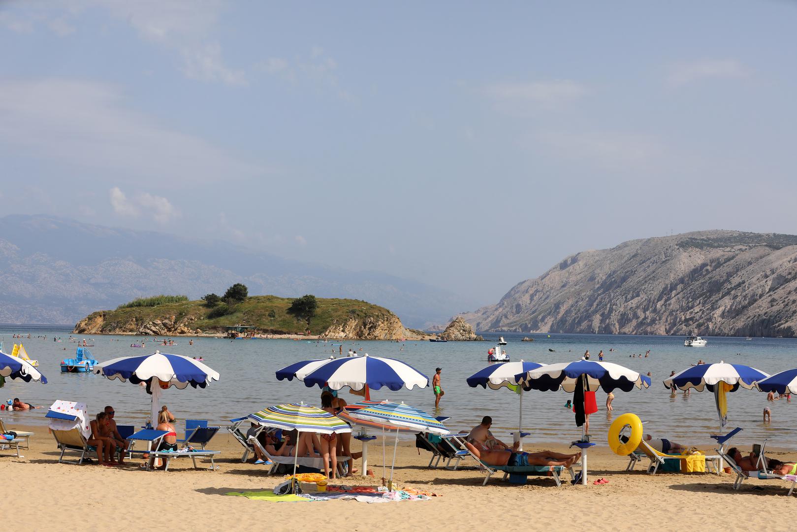 10. Lopar, otok Rab: Na poluotoku Lopar nalaze se neke od najboljih pješčanih plaža u Hrvatskoj. Rajska plaža u obliku polumjeseca najveća je i najprikladnija za obitelj, zahvaljujući plitkom moru. Za nešto skrovitije i neukroćenije, uputite se na plaže na sjevernom rubu poluotoka. Ovdje se stjenoviti izdanci protežu poput dugih prstiju u more sa zaštićenim uvalama i komadima zlatnog pijeska smještenim između.