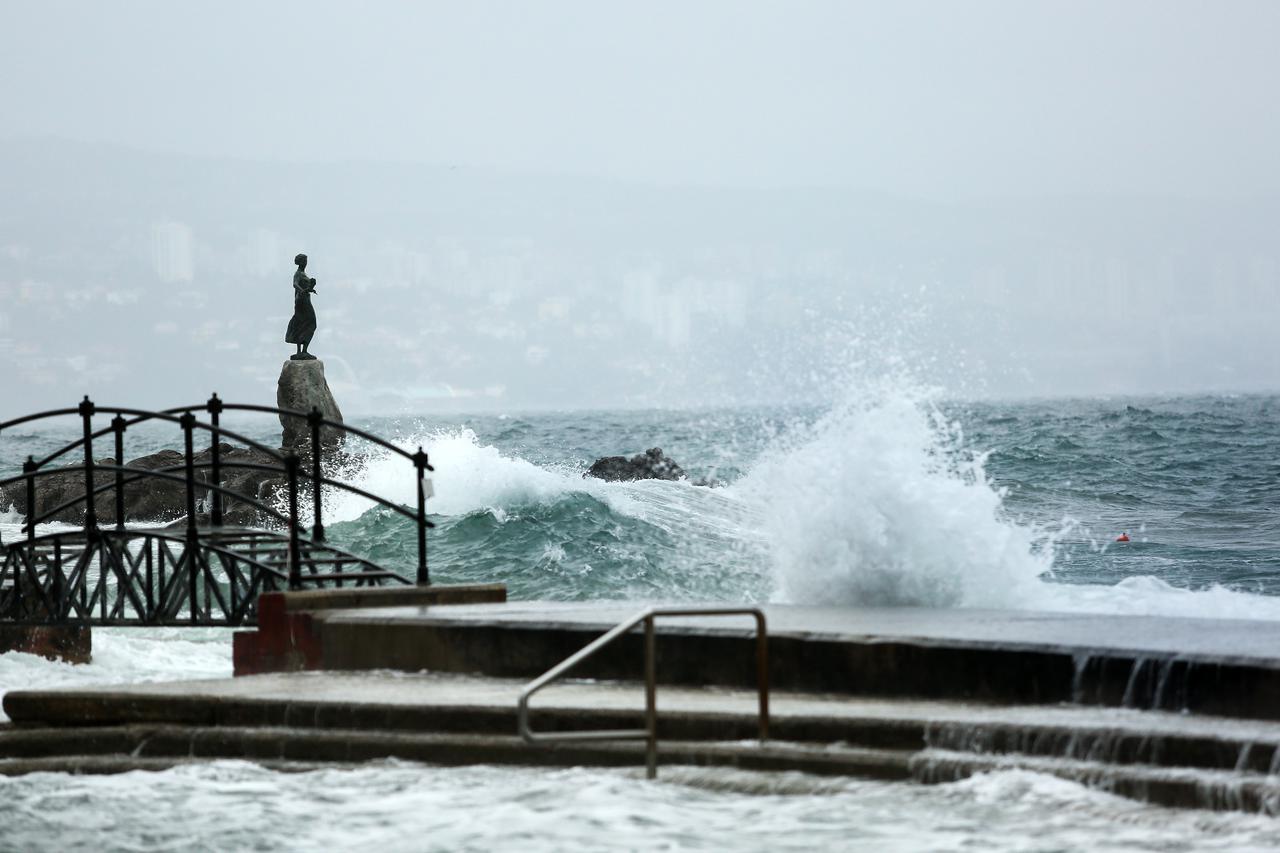 Opatija: Jako jugo diže velike valove