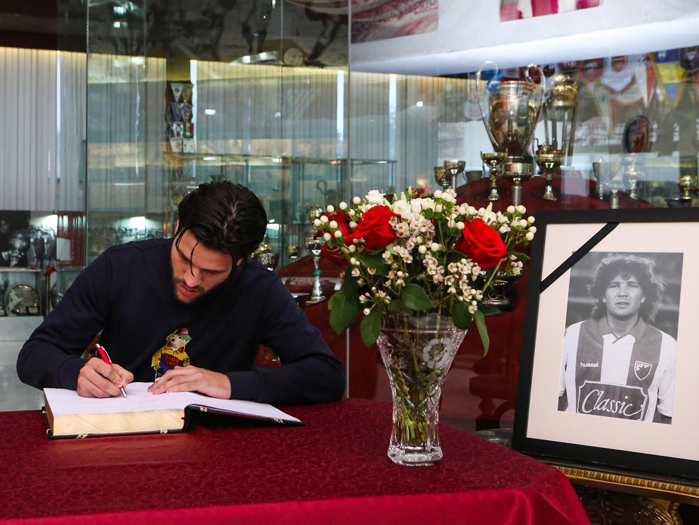 17, December, 2022, Belgrade - The book of mourning on the occasion of the death of Sinisa Mihajlovic was opened in the Red Star FC Museum.    

17, decembar, 2022, Beograd - Knjiga zalosti povodom smrti Sinise Mihajlovica otvorena je u Muzeju FK Crvena zvezda.     Photo: FK Crvena zvezda/ATAImages/PIXSELL