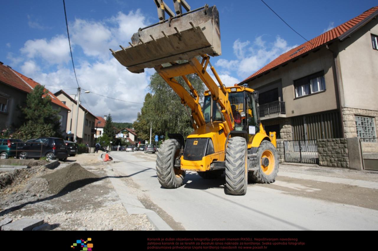 '29.09.2010., Kustosija, Zagreb - Rekonstrukcija i obnova Kustosijanske ulice. Stanari su nezadovoljni jer je ulica suzena i oborinske vode ce im se odlijevati u dvorista.  Photo: Boris Scitar/PIXSELL