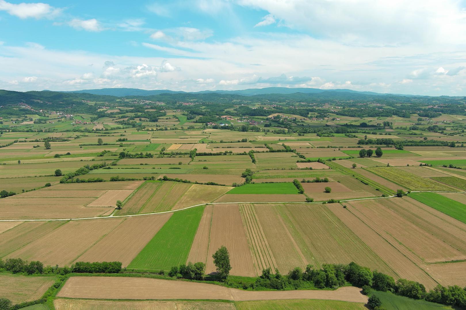 29.05.2024., Gornje Nedeljice, Loznica (Srbija) - Stanovnici Gornjih Nedeljica godinama se bore protiv geoloskih istrazivanja kompanije Rio Tinto koja u njihovom selu planira da otvori rudnik litijuma. Stanovnici izrazavaju svoju zabrinutost zbog rudarskih aktivnosti koje ugrozavaju njihove izvore vode i prirodno okruzenje. Ove ekoloske nevolje podstakle su mjestane na organizaciju i borbu za ocuvanje svojih prirodnih resursa a zbog cega su u Srbiji prije nekoliko godina mjesecima trajali veliki ulicni prosvjedi nakon cega je Vlada Srbije stopirala cijeli projekat. Ipak, nakon posljednjih izbora predsjednik Srbije Aleksandar Vucic je nagovijestio nastavak ovog projekta. Nebojsa Petkovic, stanovnik Gornjih Nedeljica i aktivista eko udruzenja "Ne damo Jadar" godinama se sa svojim komsijama i aktivistima bori protiv ovog projekta i to je jedan od najjacih ekoloskih pokreta u svijetu posljednih godina i trenutno je ovaj projekat Rio Tinta u dolini rijeke Jadar, inace trenutno najveci planirani svjetski projekat iskopavanja litijuma, stopiran upravo zahvaljujuci aktivizmu i masovnim prosvjedima sirom Srbije.
Photo: Dejan Rakita/Pixsell Photo: Dejan Rakita/PIXSELL