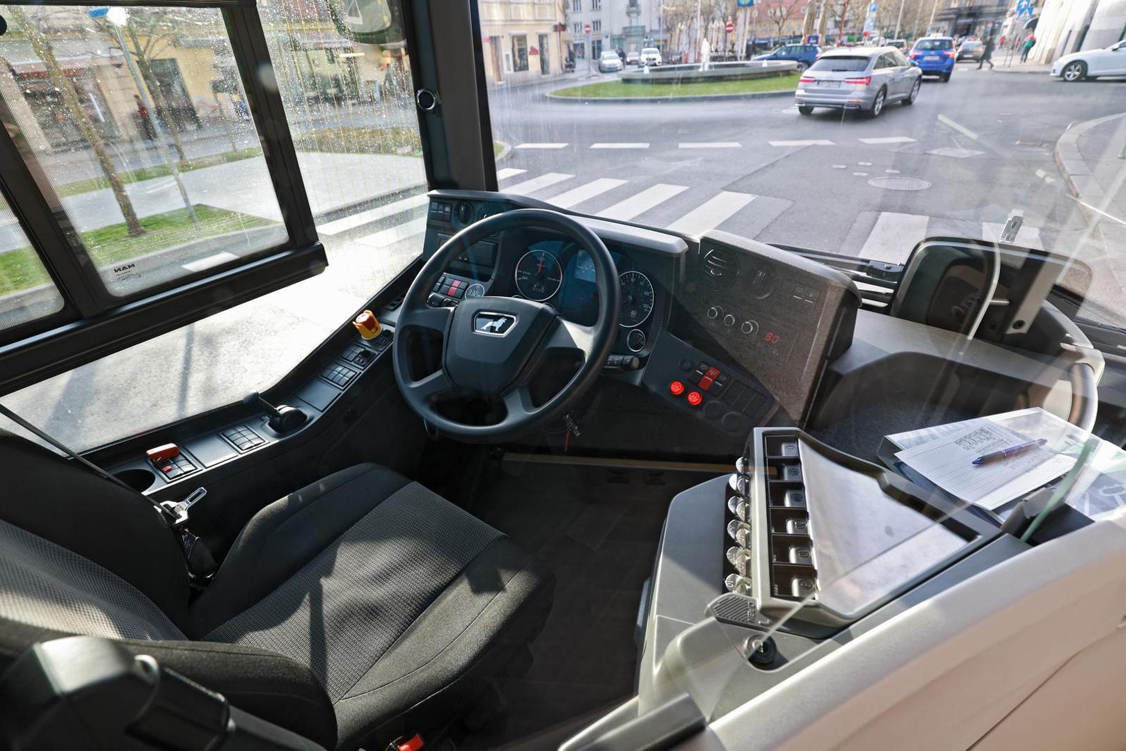 04.04.2023., Zagreb - Britanski trg. ZET testira elektricni autobus na liniji 138 za Zelengaj. Photo: Sanjin Strukic/PIXSELL