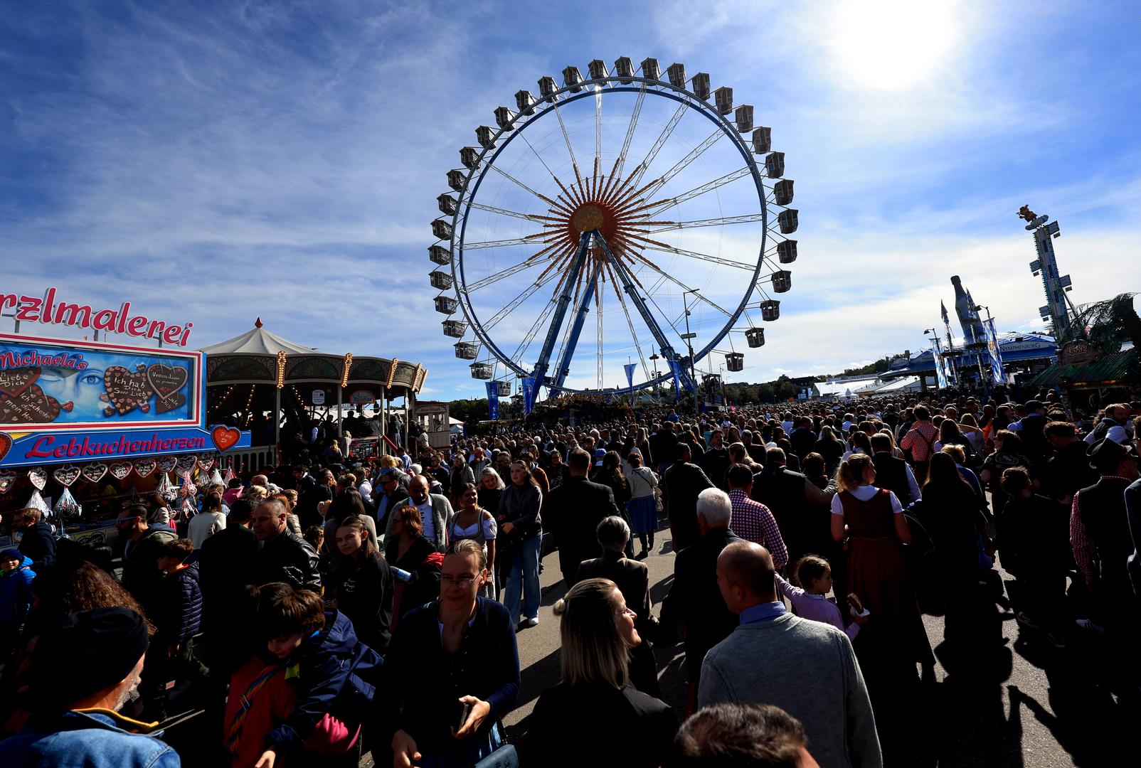 Tradicionalno narodno slavlje Oktoberfest u Muenchenu u nedjelju je nakon 16 dana završeno salvama iz mužara a organizatori ove godine bilježe 6,7 milijuna gostiju, što je osjetno manje nego prošle, rekordne godine kada je festival posjetilo 7,2 milijuna posjetitelja.