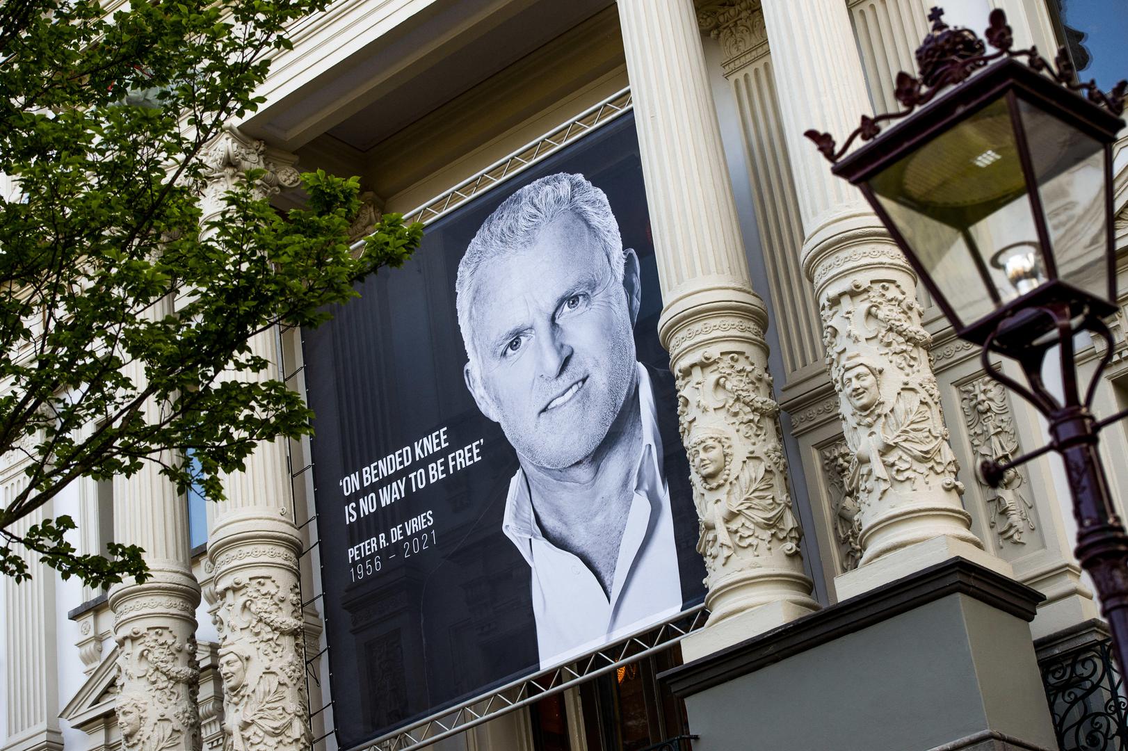 People Pay Final Tribute To Peter R. de Vries - Amsterdam Dutch citizens have the opportunity to pay their respects to the murdered Dutch crime reporter Peter R de Vries. The monumental theatre Carré is the venue where his casket is displayed, The turnout is huge, and Carré will be open to visitors until 8pm tonight. Amsterdam, Netherlands on July 21, 2021. Photo by Bruno Press/Patrick van Emst/ABACAPRESS.COM Bruno Press/ABACA /PIXSELL