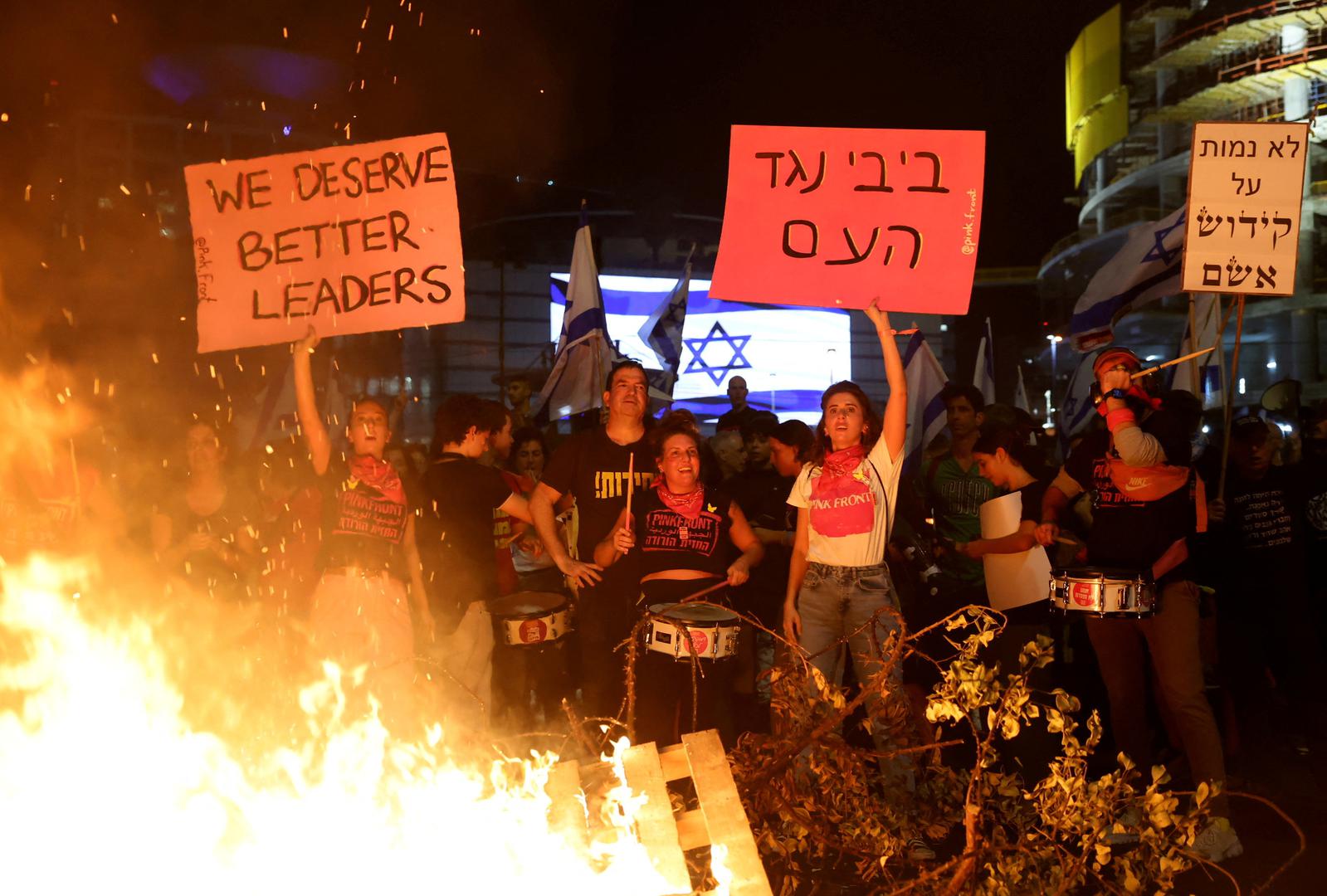 Israelis demonstrate after Israeli Prime Minister Benjamin Netanyahu sacked his defense minister, Yoav Gallant, citing lack of trust, in Tel Aviv, Israel November 5, 2024. REUTERS/Thomas Peter     TPX IMAGES OF THE DAY Photo: Thomas Peter/REUTERS