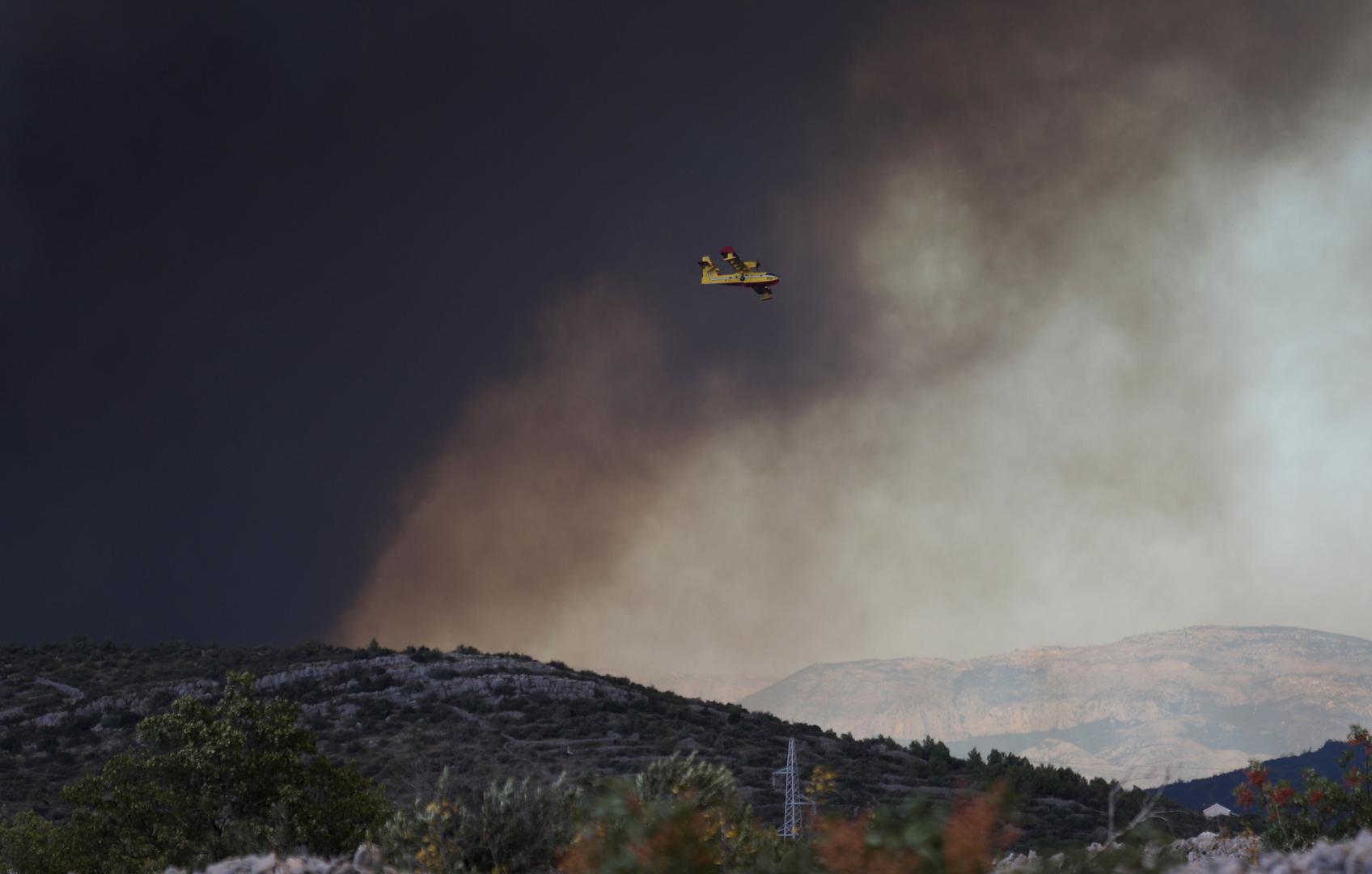 13.07.2022., Zaton - Pozar koji je izbio kod Vodica siri se prema Zatonu. Na terenu je 30-ak vatrogasaca s desetak vozila, a u gasenju su se prikljucila i dva kanadera. Photo: Dusko Jaramaz/PIXSELL