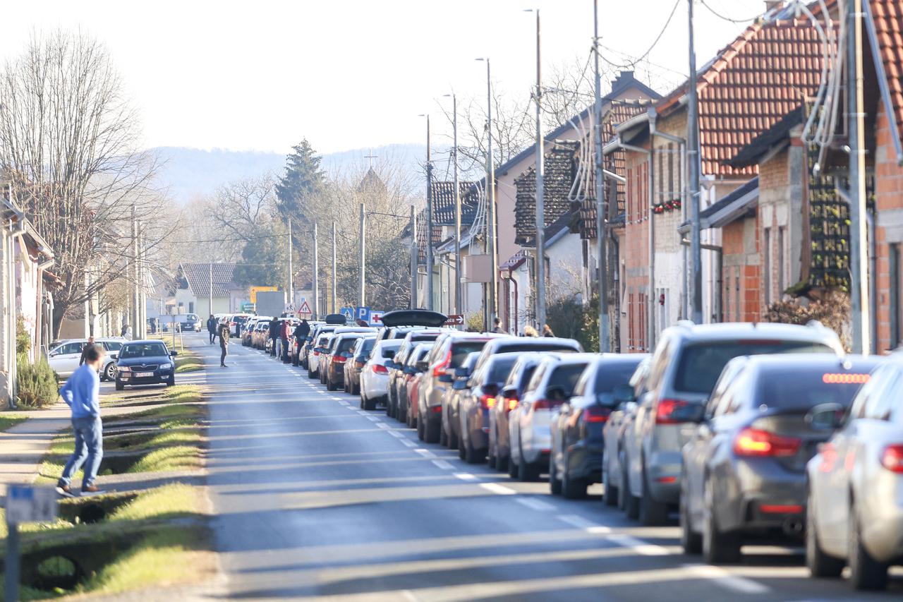 Velike gužve na graničnom prijelazu Hrvatska Dubica