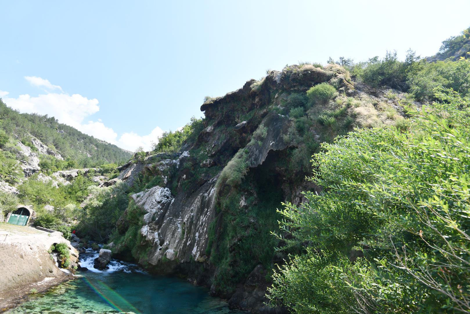 Štoviše, najatraktivniji je u proljeće i jesen, a ljeti redovito, zbog manjka padalina, u potpunosti presuši. Tada do izražaja dolazi bistri izvor Krke u raznim nijansama plave i zelene boje. 