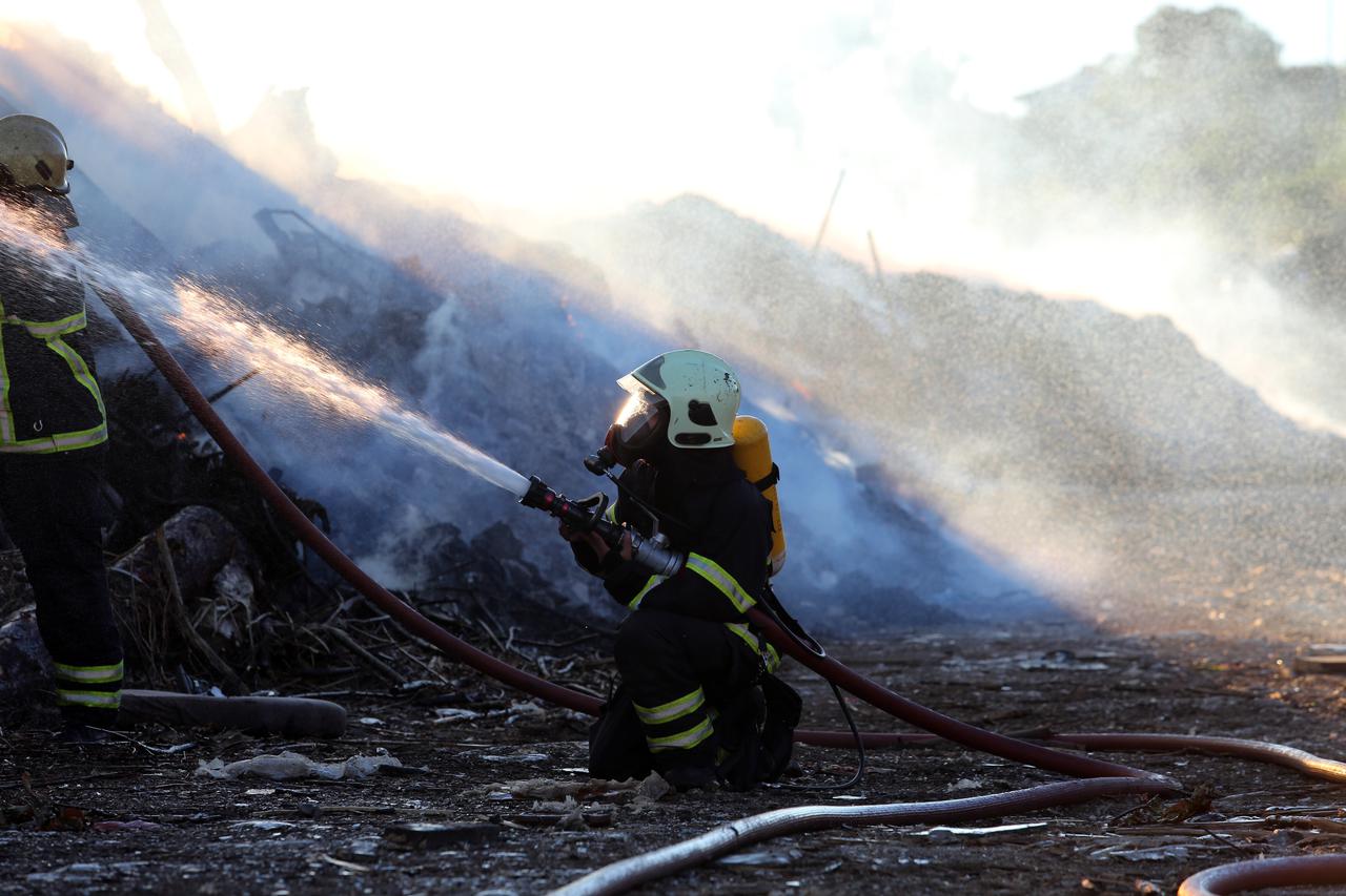 Rijeka: Vatrogasci gase požar divljeg deponija na Pehlinu 