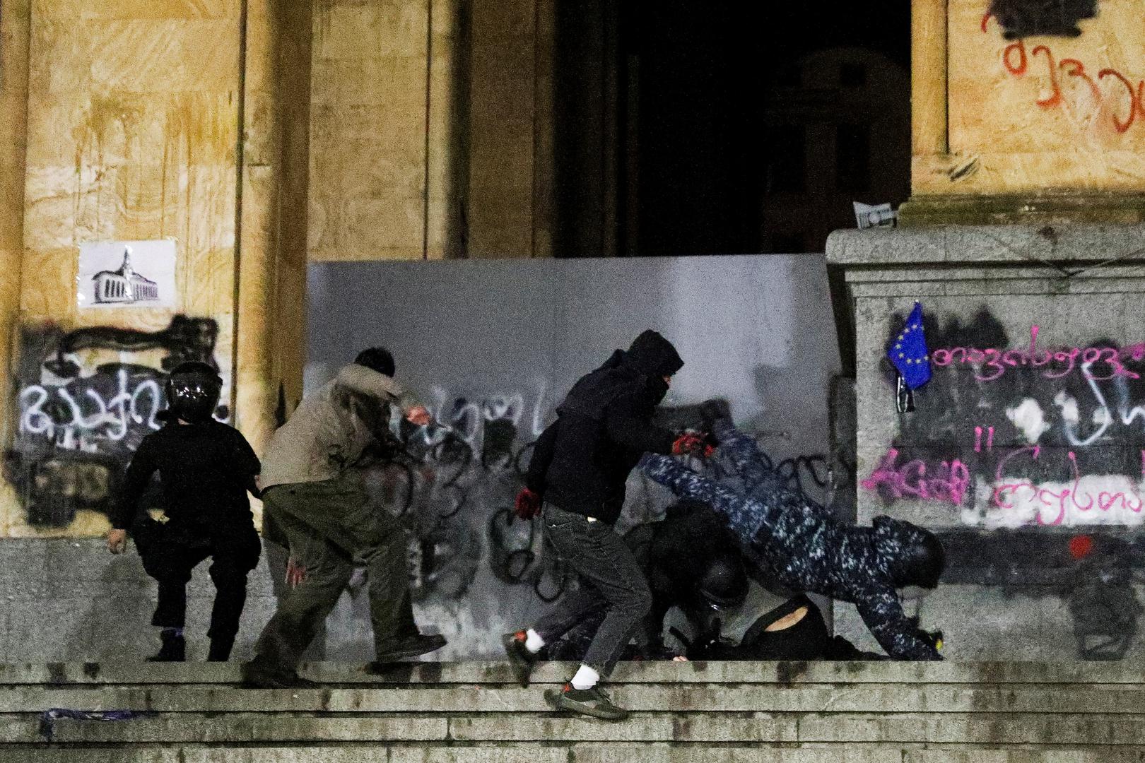 U subotu navečer policija je navodno uhitila 107 osoba zbog vandalizma samo u glavnom gradu Tbilisiju. Prosvjedi se održavaju i u drugim gradovima širom Gruzije