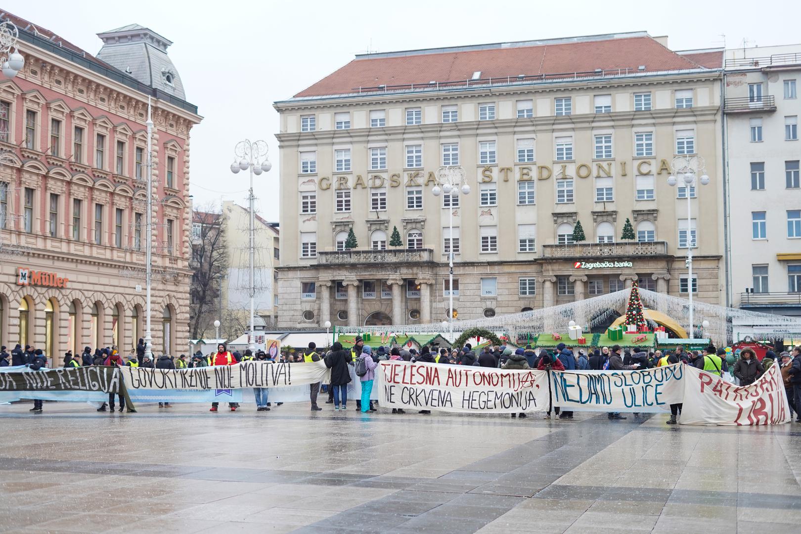 4.1.2025., Zagreb - Kao i svake prve subote u mjesecu, na Trgu bana Josipa Jelačića okupili su se molitelji s jedne strane i prosvjednici sa druge. Photo: Patricija Flikac/PIXSELL