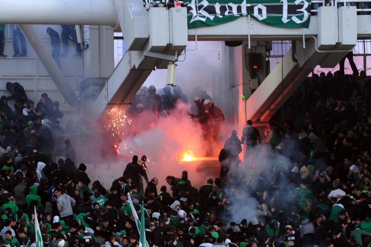 Navijači Grčka neredi Panathinaikos (1)