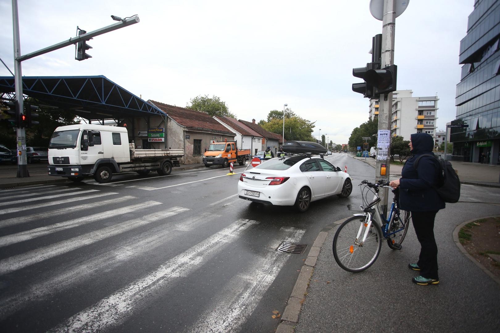 30.09.2021., Zagreb - Radovi na puknucu cijevi na Selskoj ulici nisu prouzrocili velike guzve tijekom jutra.
Photo: Matija Habljak/PIXSELL