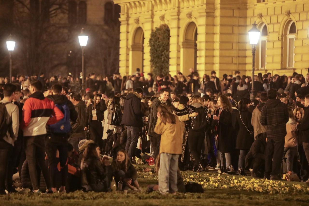 Zagreb: Veliki broj mladih zabavlja se ispred HNK