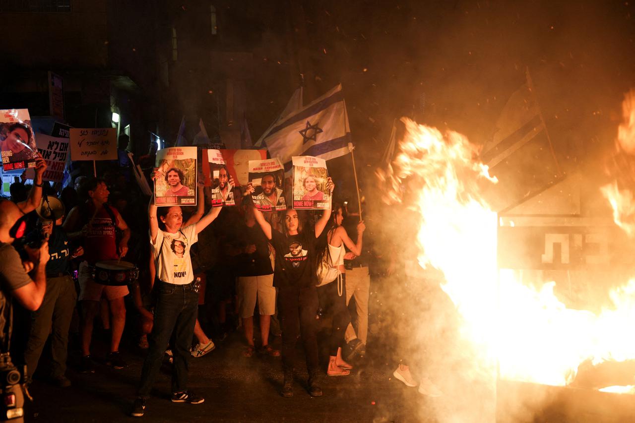 People protest on a day of strike and resistance, outside Israeli PM Netanyahu's residence in Jerusalem
