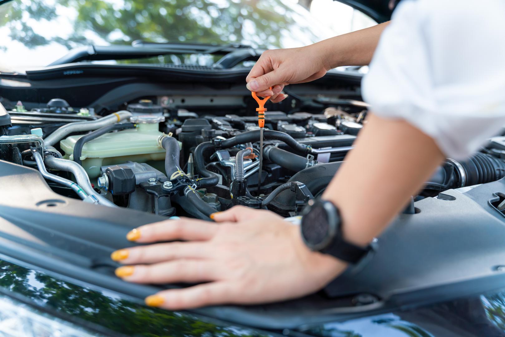 Prilagodite motor za zimu: Priprema motora ključan je dio zimske pripreme vozila. Jedan od najvažnijih koraka je zamjena motornog ulja uljem niže viskoznosti. Ovo pomaže motoru da ostane podmazan čak i pri izuzetno niskim temperaturama, čime se smanjuje rizik od oštećenja. Također, obavezno odradite redovan servis vozila prije zime kako biste provjerili sve komponente koje bi mogle biti osjetljive na hladnoću.