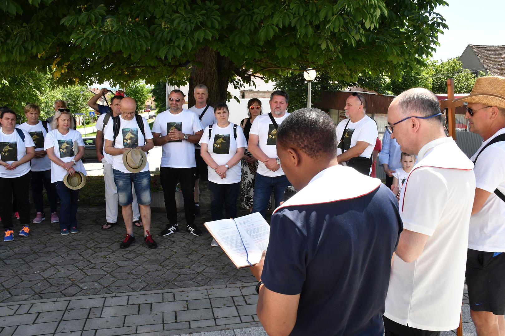 12.06.2020. Podvinje, Polazak hodocasnika-pjesaka ispred Zupe sv. Antuna Padovanskog u Podvinju na Dane svetog Ante u Gornjim Mocilima (BiH).
Photo: Ivica Galovic/ PIXSELL