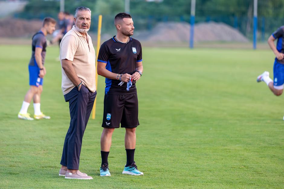 Nogometaši Osijeka večernji trening odradili na Opus Areni