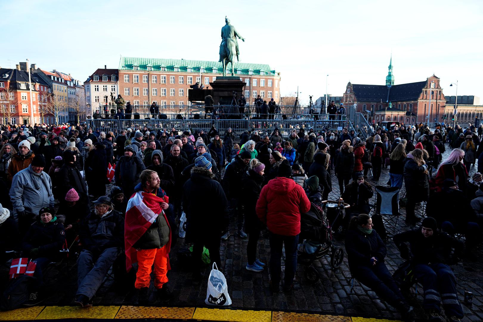 People gather at the Christiansborg Castle Square, on the day Denmark's Queen Margrethe abdicates after a reign of 52 years and her elder son, Crown Prince Frederik, ascends the throne as King Frederik X in Copenhagen, Denmark, January 14, 2024. Ritzau Scanpix/Mads Claus Rasmussen via REUTERS    ATTENTION EDITORS - THIS IMAGE WAS PROVIDED BY A THIRD PARTY. DENMARK OUT. NO COMMERCIAL OR EDITORIAL SALES IN DENMARK. Photo: Ritzau Scanpix Denmark/REUTERS