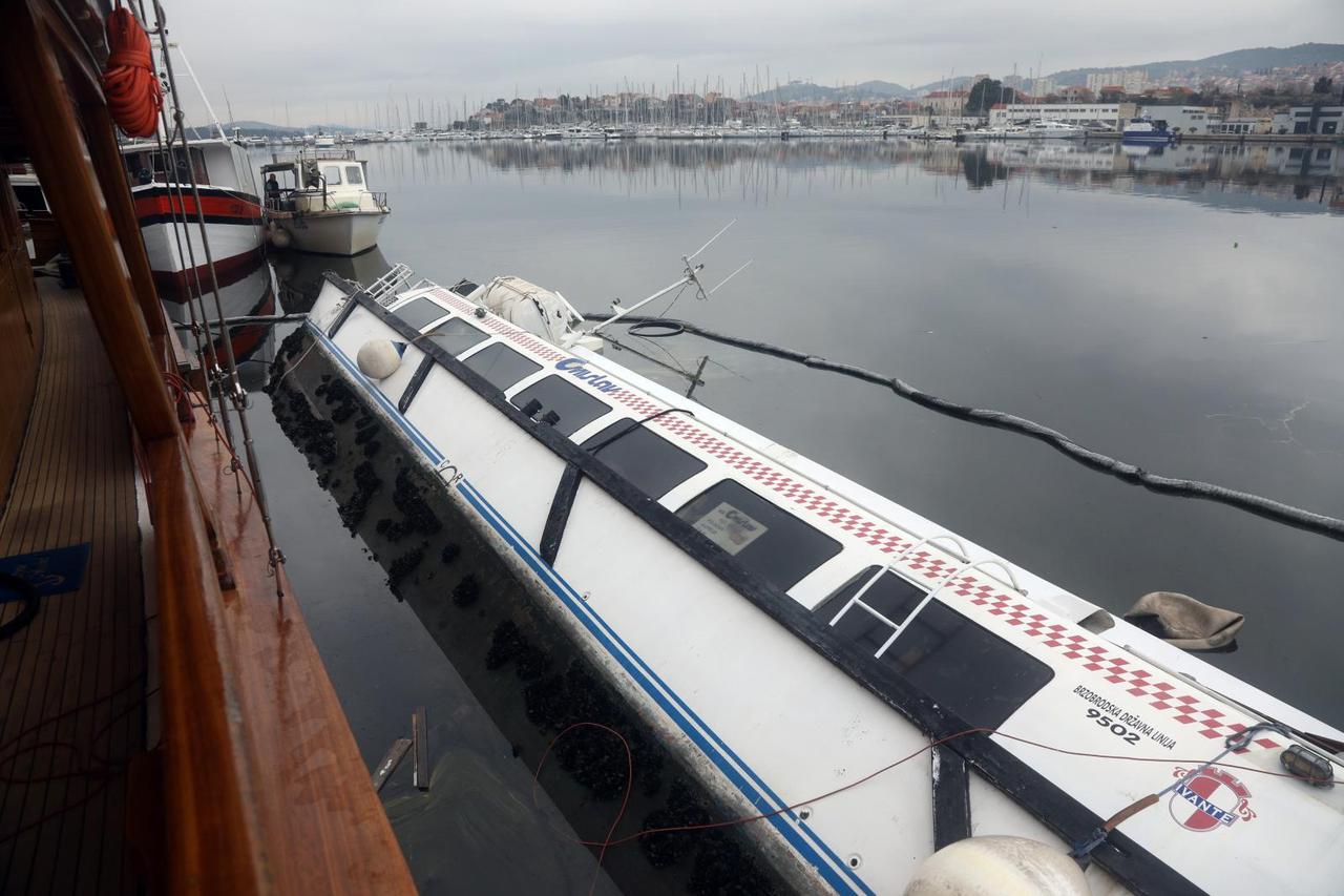 Šibenik: Katamaran Mislav potonuo je u uvali Svetog Petra