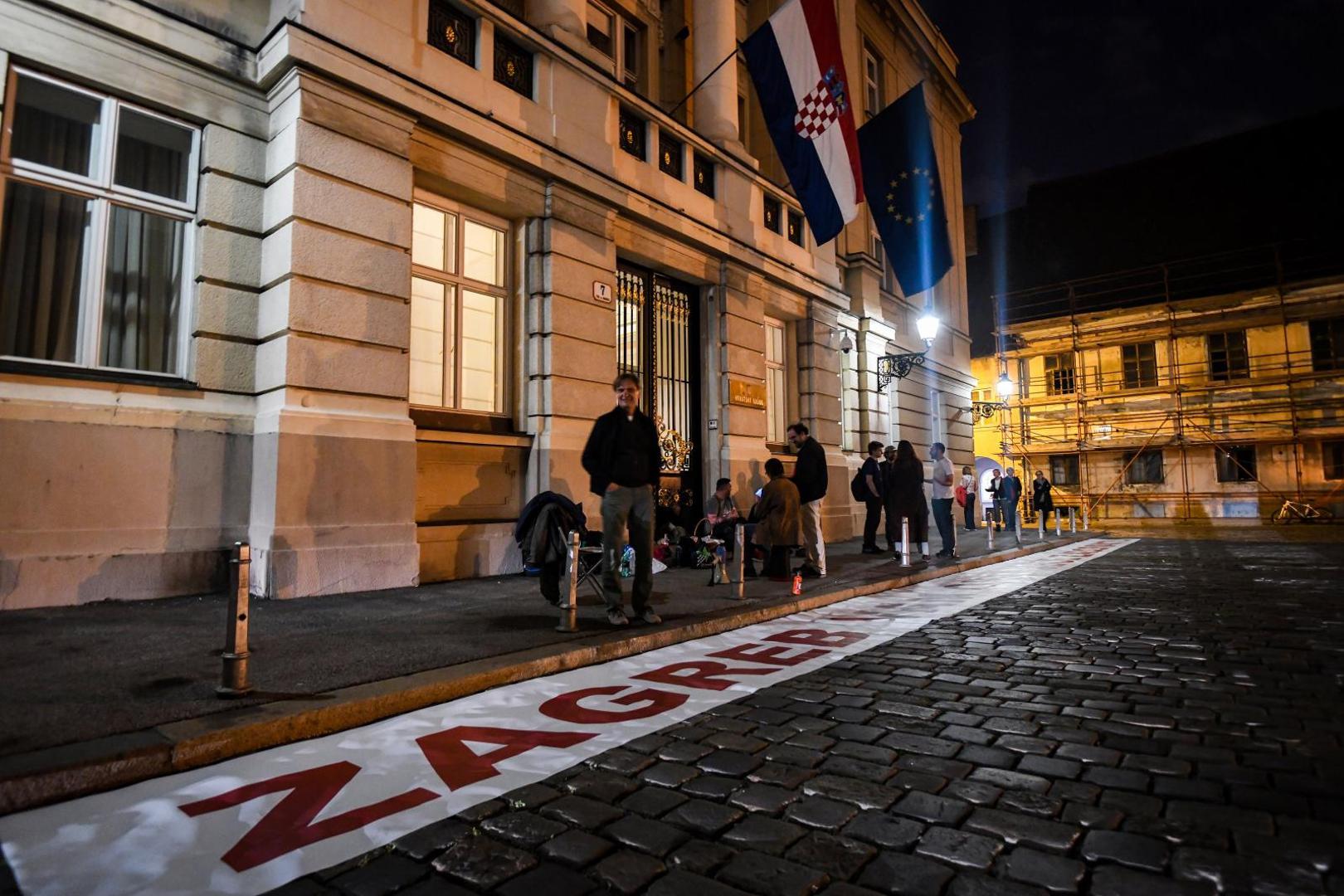 17.05.2020., Zagreb  -  Politicka platforma Mozemo prosvjeduje na Markovom trgu. Kazu kako su zauzeli Markov trg, na kojem ce ostati do kraja sutrasnje sjednice Sabora. Zastupnicima porucuju da im Zagreb nece zaboraviti da su im izbori vazniji od sudbina ljudi koji su ostali bez krova, djece koja nemaju vrtice i skole, bolesnika koji nemaju bolnice i svih onih koji riskiraju zivot prolazeci centrom Zagreba.  Photo: Josip Regovic/PIXSELL