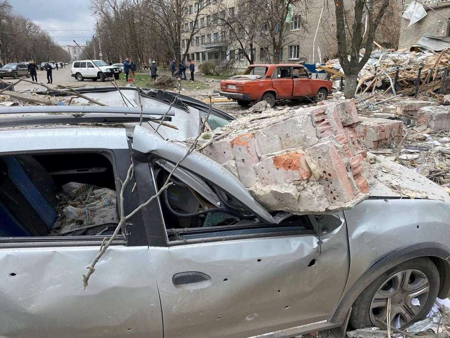 A view shows a site of a Russian military strike, amid Russia's attack on Ukraine, in Sloviansk, Donetsk region, Ukraine March 27, 2023. Press service of the State Emergency Service of Ukraine/Handout via REUTERS ATTENTION EDITORS - THIS IMAGE HAS BEEN SUPPLIED BY A THIRD PARTY. Photo: State Emergency Service of Ukrai/REUTERS