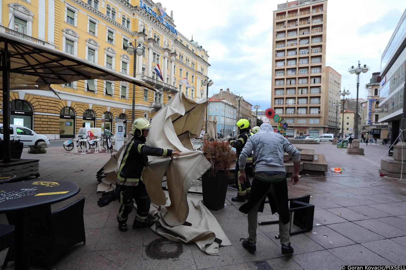 07.10.2021., Rijeka - Olujna bura rusi tende od kafica na Korzu, a u sanaciji pomogli su i vatrogasci.