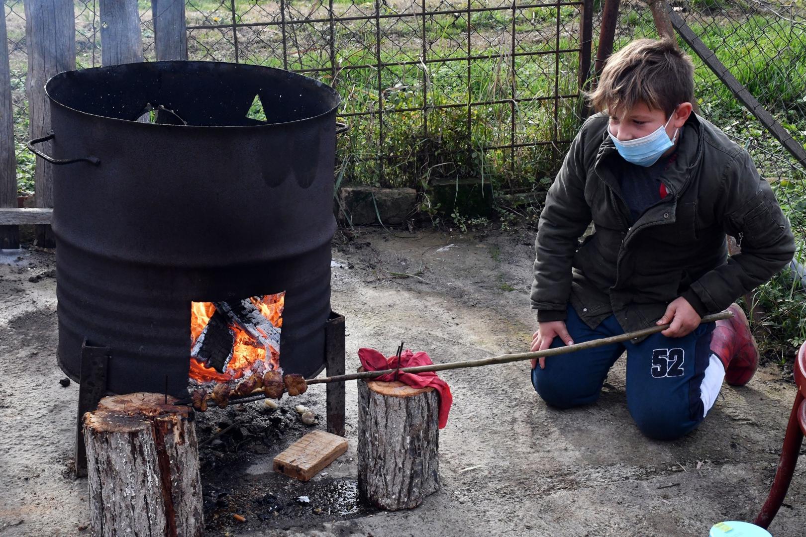 05.12.2020., Jaruge, Slavonski Brod - Tradicionalna slavonska svinjokolja kod domaćina Alojzija i Zlatka Ilijašević.

Photo: Ivica Galovic/PIXSELL