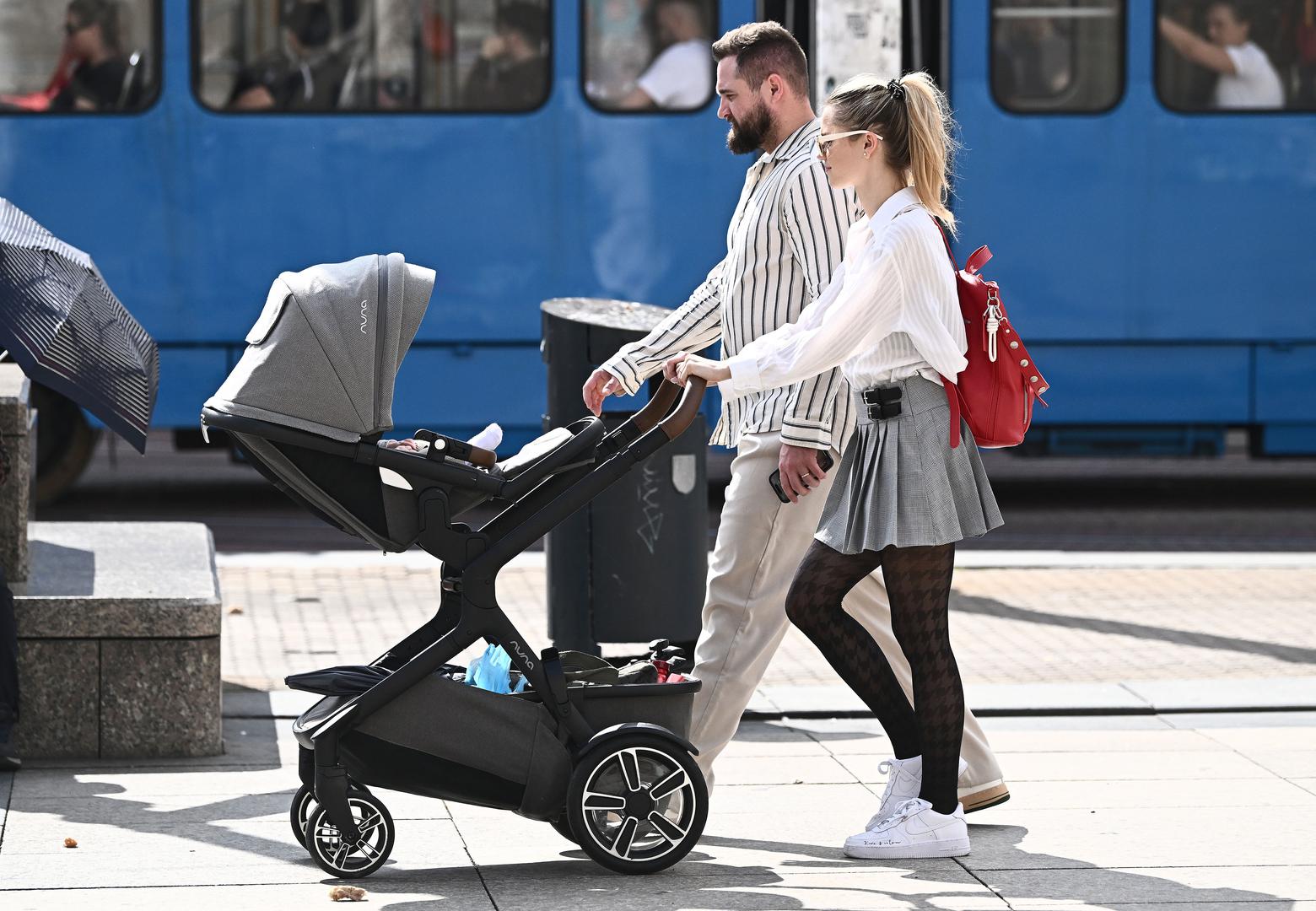 Bračni par se na glavnom zagrebačkom trgu pojavio u skladnim odjevnim kombinacijama. Matija je na sebi nosio bijelu košulju s crnim prugicama, hlače krem boje i bijele tenisice, a Miriam je za ovu priliku također odabrala bijelu košulju s prugicama, kratku suknju i crne hulahopke koje je odlično uparila s bijelim tenisicama.