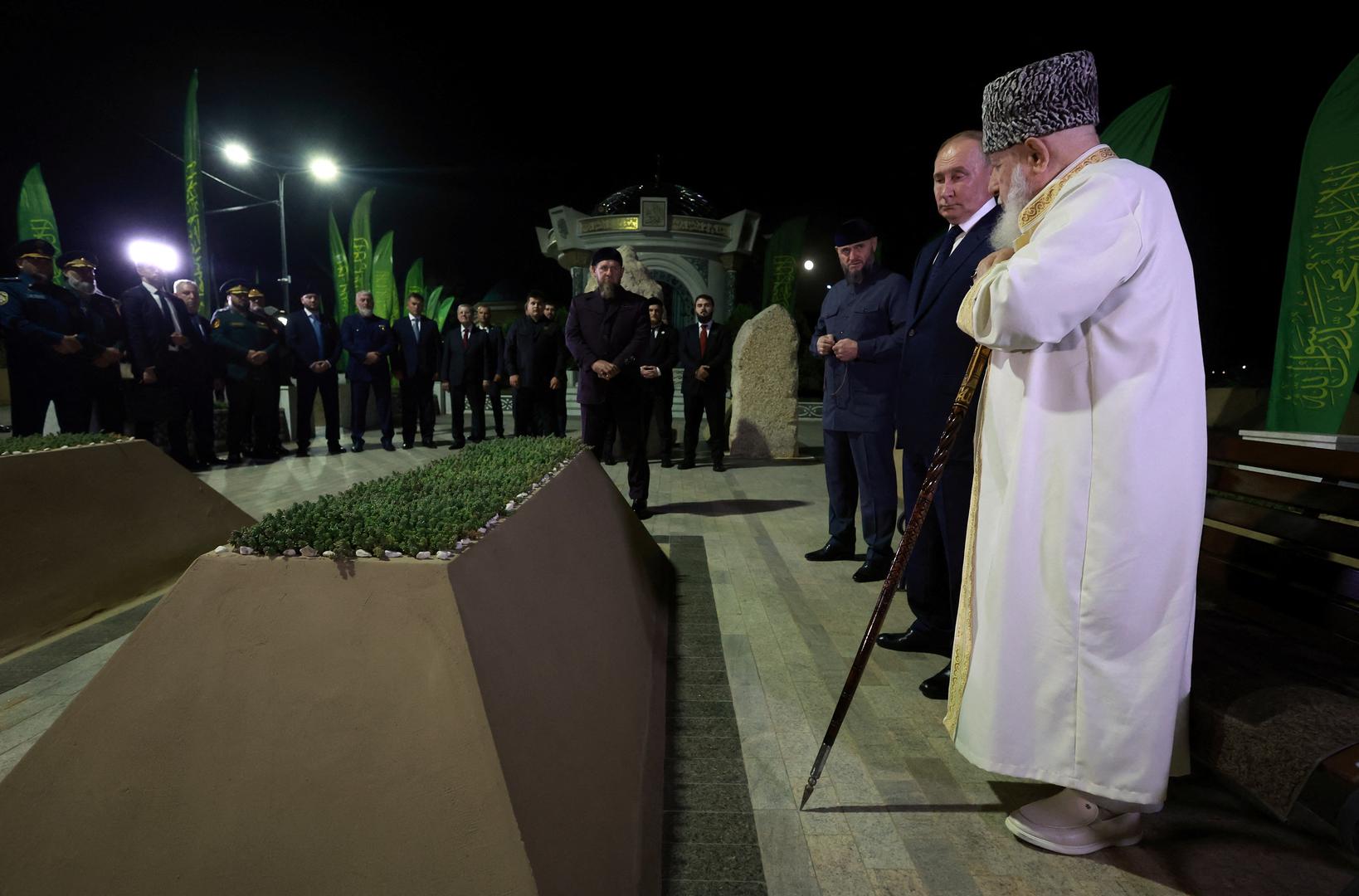 Russia's President Vladimir Putin visits the grave of Akhmat Kadyrov, the first President of the Chechen Republic, in the village of Akhmat-Yurt, Russia August 20, 2024. Sputnik/Vyacheslav Prokofyev/Pool via REUTERS ATTENTION EDITORS - THIS IMAGE WAS PROVIDED BY A THIRD PARTY. Photo: VYACHESLAV PROKOFYEV/REUTERS