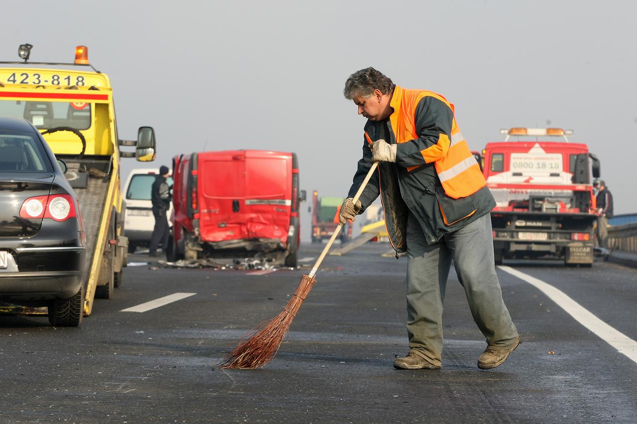 16.11.2011.,Zagreb - Lancani sudar 26 automobila na zagrebackoj obilaznici na mostu preko rijeke Save prije cvora Ivanja Reka u smjeru Istoka. Vozaci vucnih sluzbi zapoceli odvoziti razbijene automobile. Photo: Jurica Galoic/PIXSELL