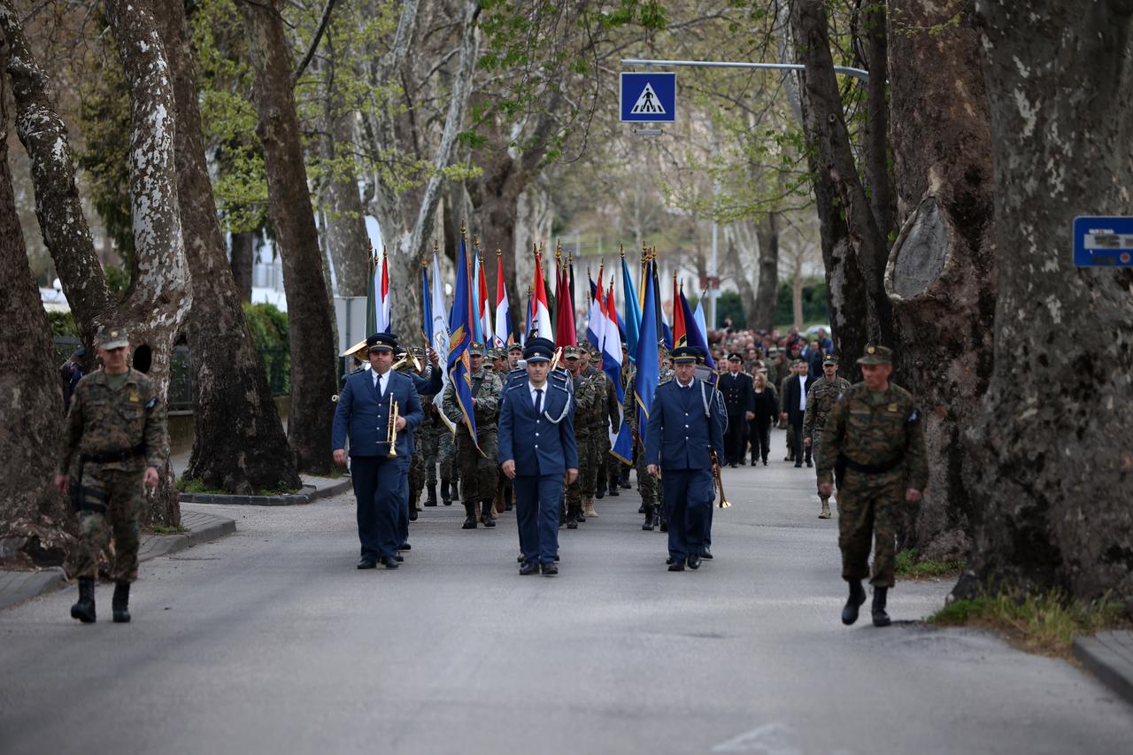 Vojni mimohod u Mostaru povodom obilježavanja 31. obljetnice utemeljenja HVO-a