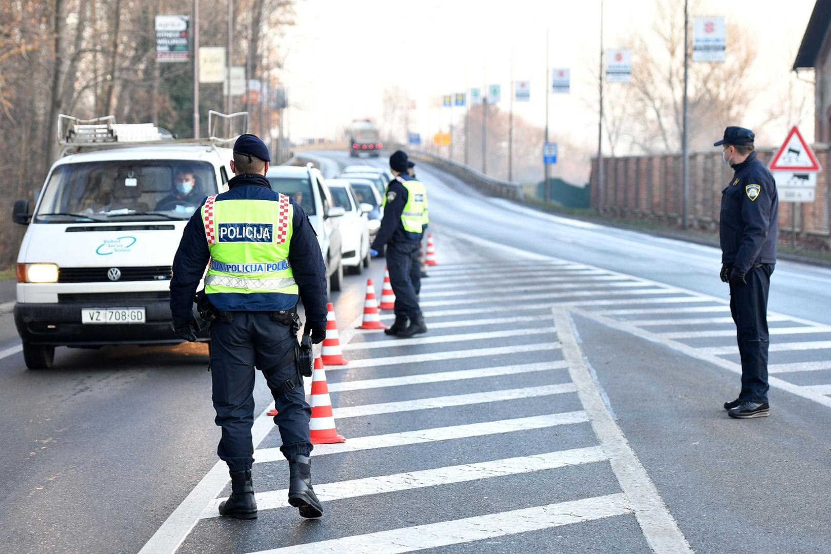 23.12.2020., Varazdin - Policijski sluzbenici kontroliraju E-propusnice na ulazu u Varazdinsku zupaniju.
Photo: Vjeran Zganec Rogulja/PIXSELL