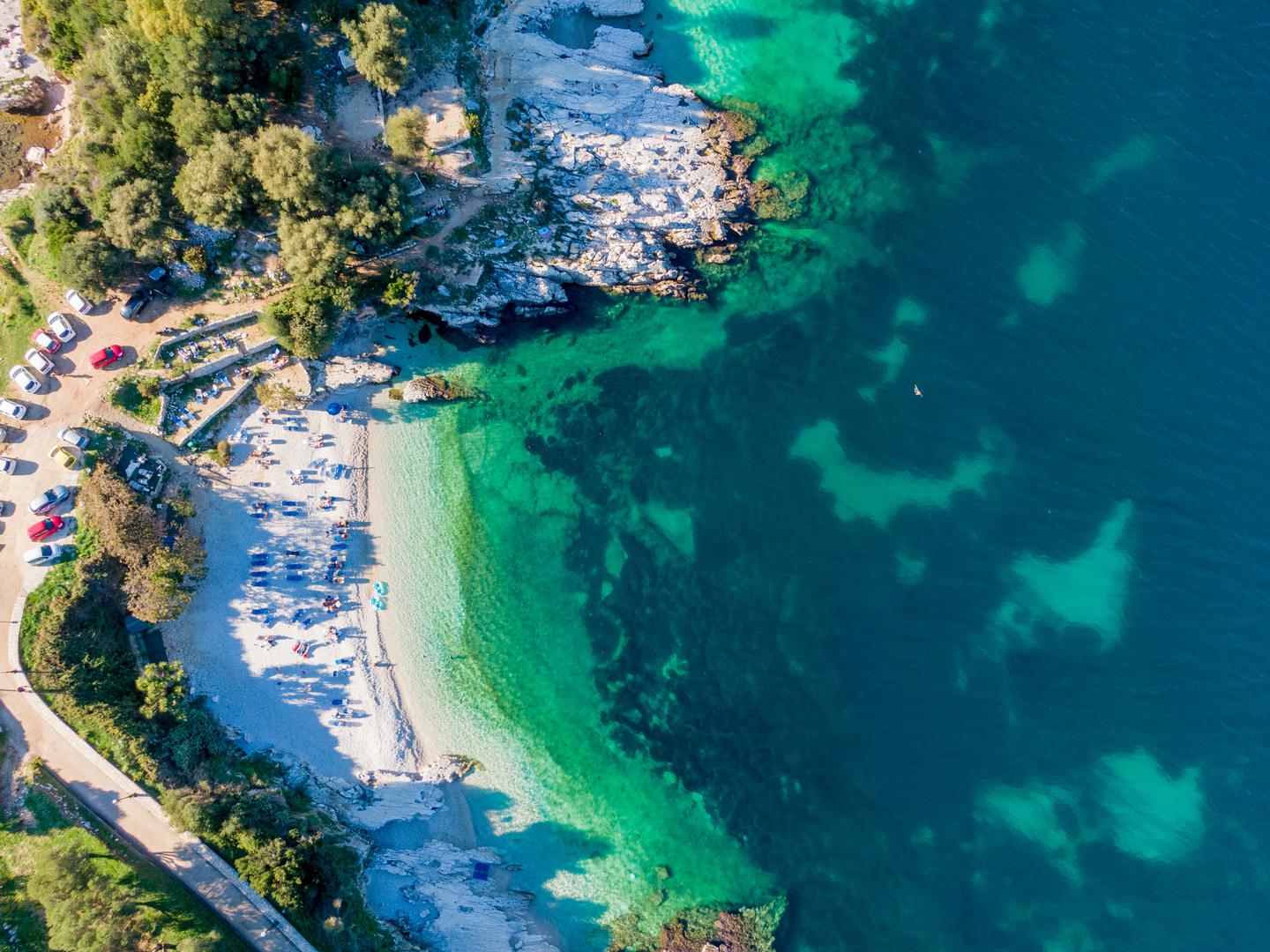 Dvije grčke plaže rangirane su kao druga i treća najplavija voda na svijetu; Paralia Mpouka na Peloponezu je druga s 13,6 bodova udaljenosti od YInMn Blue, a slijedi je Kassiopi na Krfu koji ima 14,1 koeficijent razlike u odnosu na 'najplaviju plavu' na svijetu. 