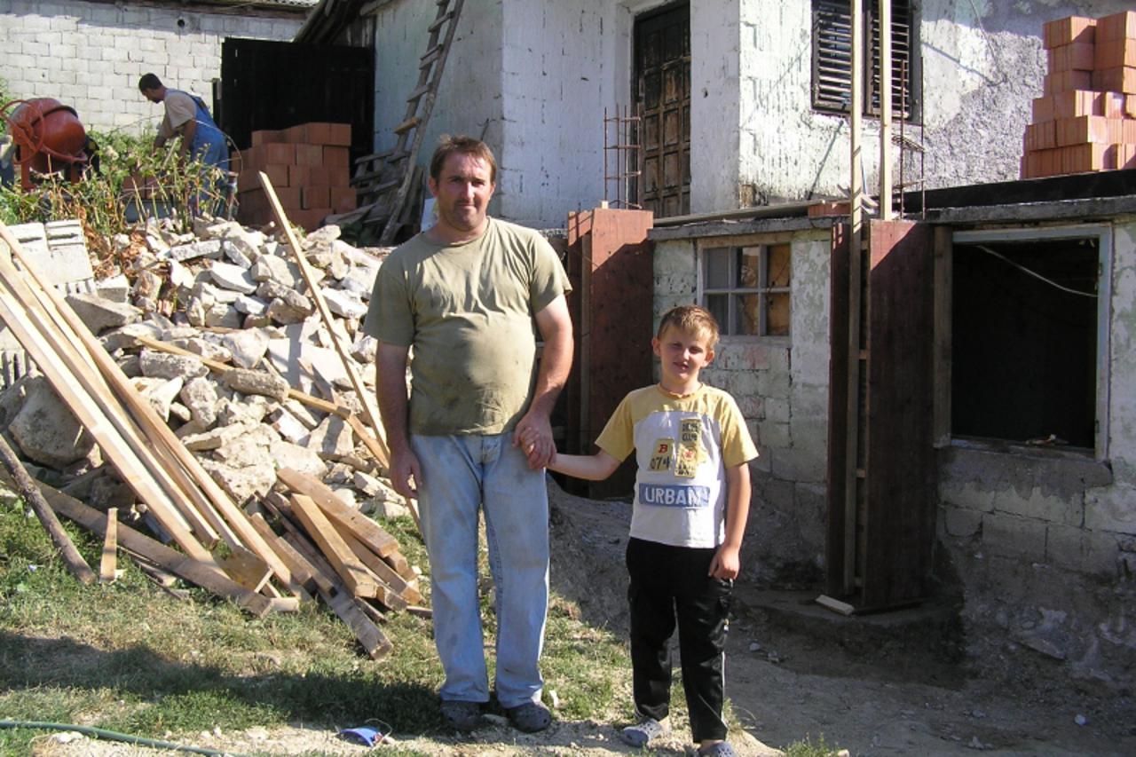 'zagorje - 24. 08. 2010.,Petrova Gora, Hrvatska - Pocela je sanacija i gradnja krovista na trosnoj kucici obitelji Kralj, u humanitarnoj akciji koju je pokrenula Udruga Sveta Ana Lobor. Vladimir Kralj