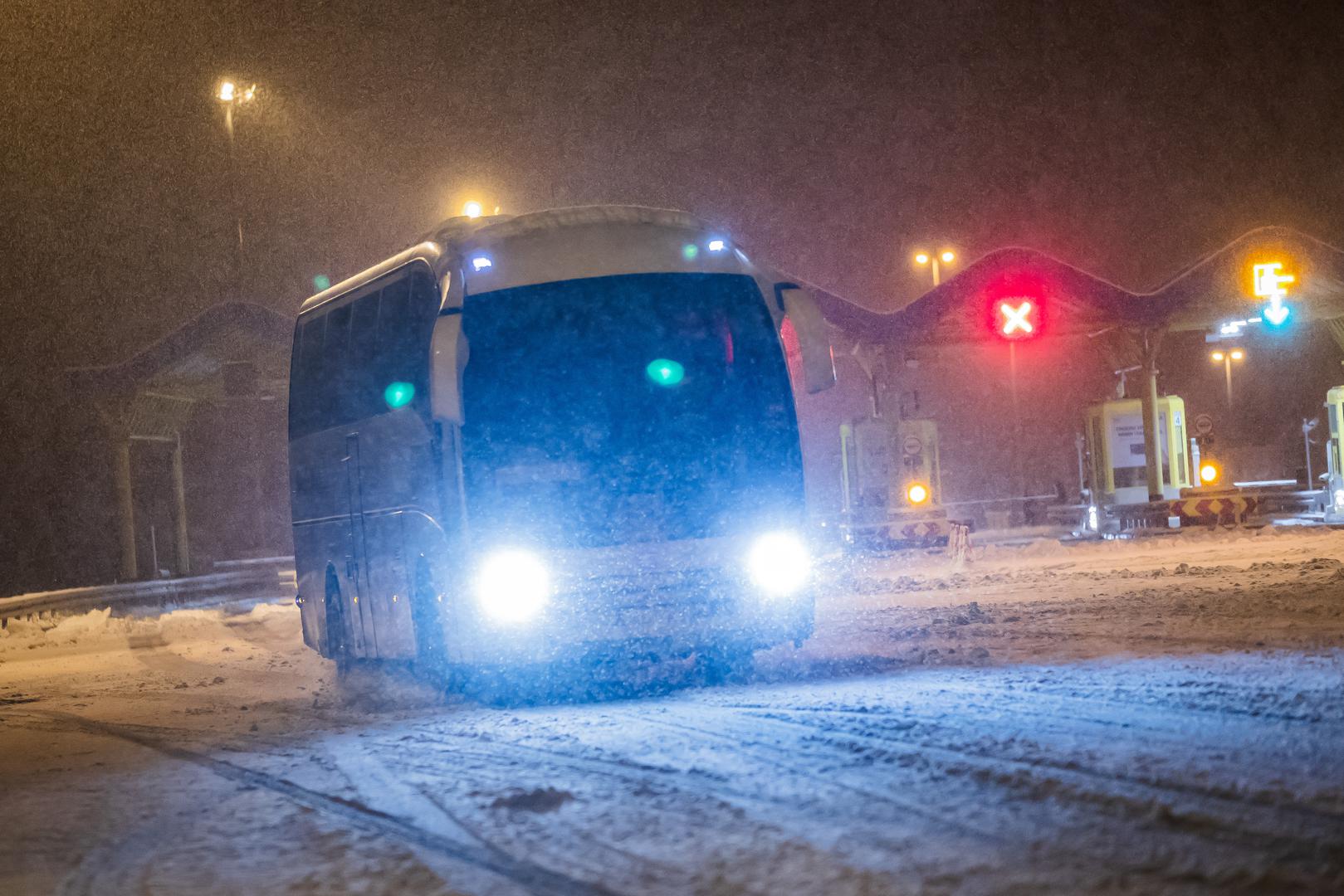 Osim toga, zasad je za za sve skupine vozila zatvorena autocesta A1 na čvorima Sveti Rok i Posedarje, na Jadranskoj magistrali između Senja i Svete Marije Magdalene, na DC54 Maslenica-Zaton Obrovački, Paški most te ŽC5217 Bruvno-Mazin .