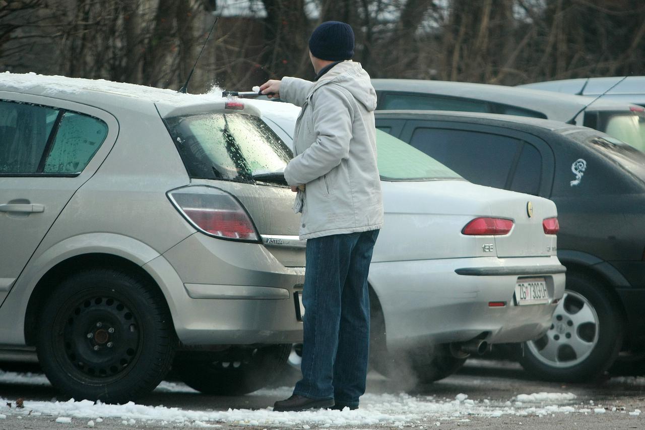 Voza?i stružu led sa svojih limenih ljubimaca