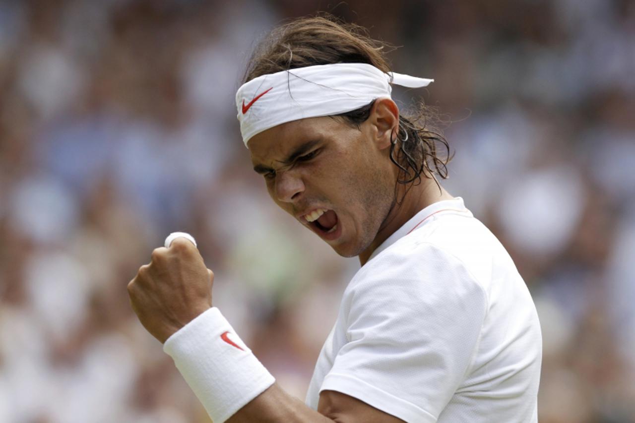 'Spain\'s Rafael Nadal reacts during his men\'s semi-final match against Britain\'s Andy Murray at the 2010 Wimbledon tennis championships in London, July 2, 2010.      REUTERS/Phil Noble (BRITAIN  - 