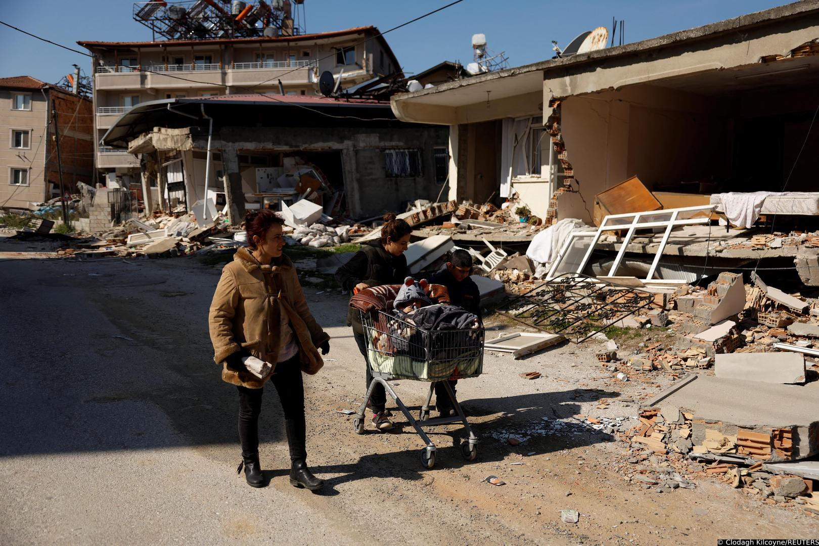 Parlakgun family return to their tent with mother Tulay pushing baby Salih in a shopping trolly through the destroyed streets in the aftermath of a deadly earthquake in Hatay, Turkey February 14, 2023. REUTERS/Clodagh Kilcoyne Photo: Clodagh Kilcoyne/REUTERS