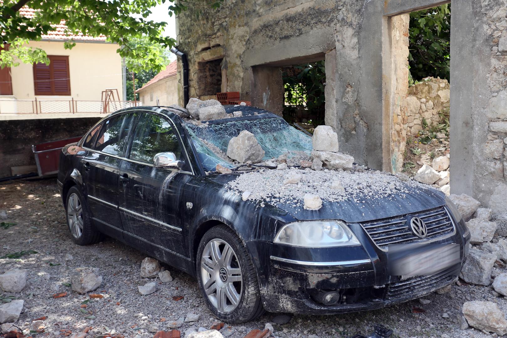 Šire drniško područje je u noći s petka na subotu pogodilo jako grmljavinsko nevrijeme, a grom je udario u ruševine stare kamene kuće na drniškoj Gradini.